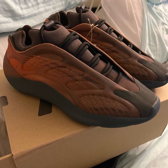 New Yeezy Adidas 700 V3 Copper Fade sneakers size 10.5 Ships ASAP